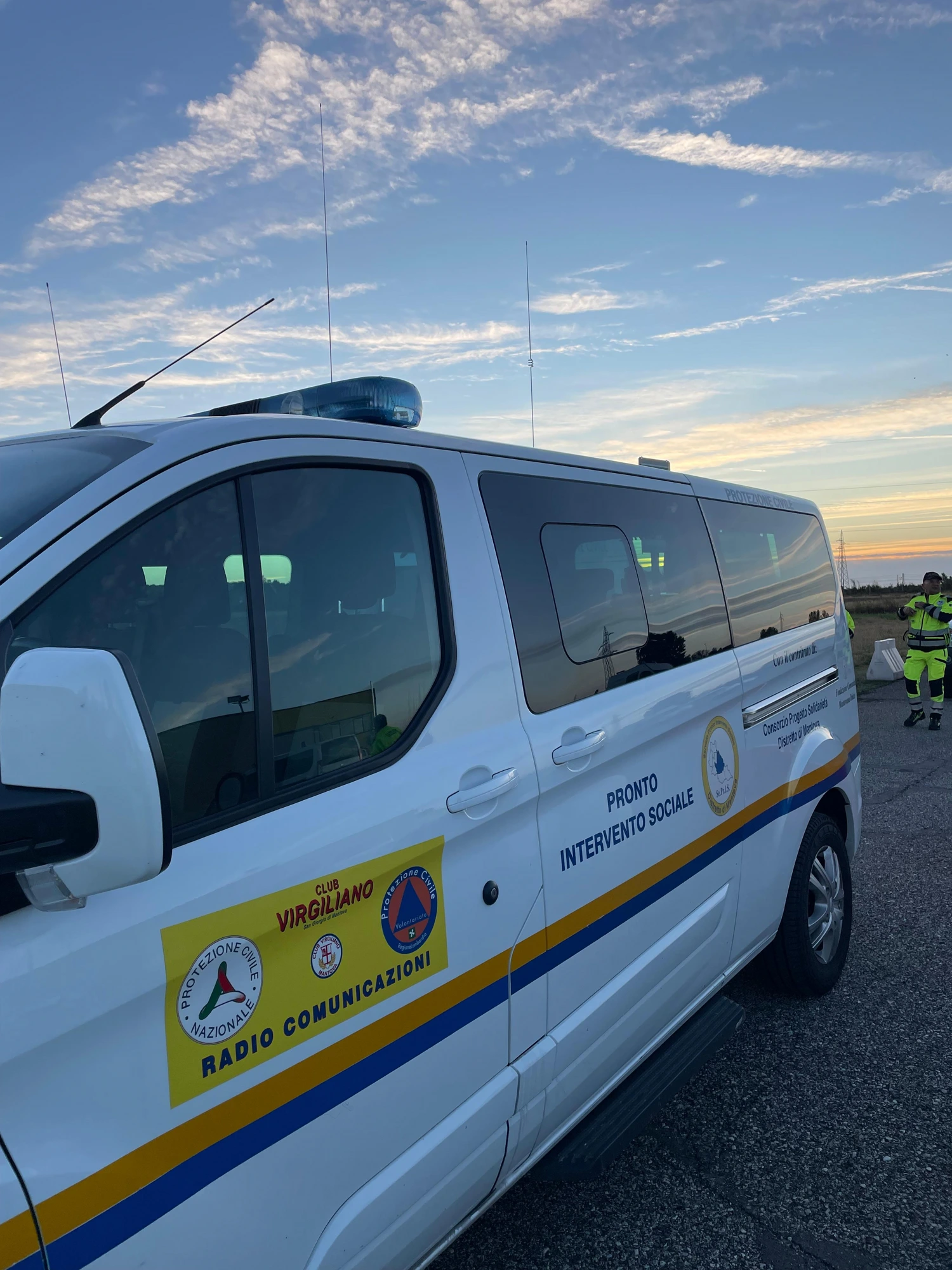 Il van Pronto Intervento Sociale — Radio Comunicazioni del Club Virgiliano al tramonto